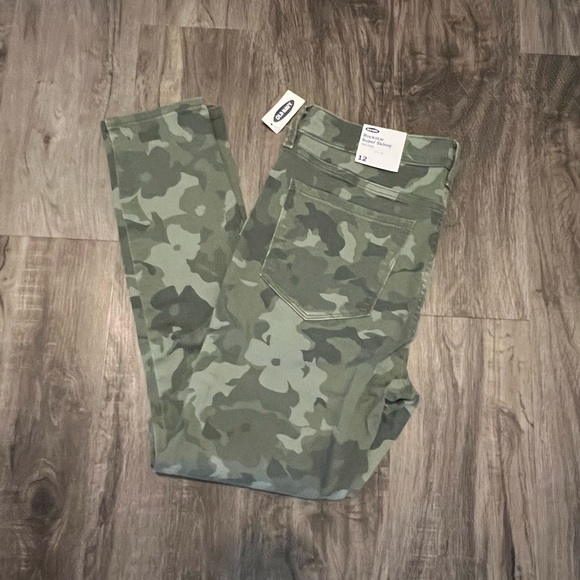 New!! Women's Floral camo old navy pants - Picture 1 of 1